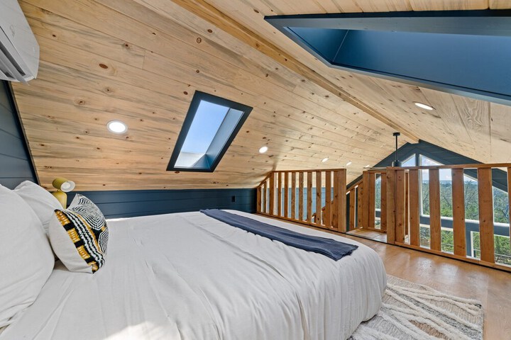 Room 6 of 18