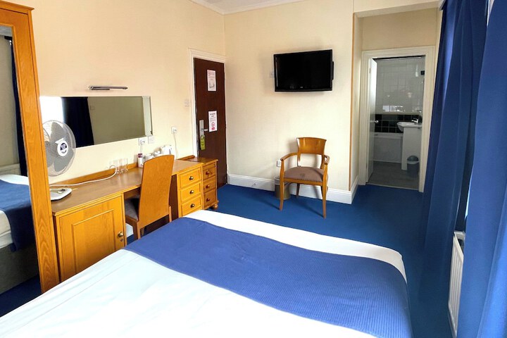Room 43 of 208