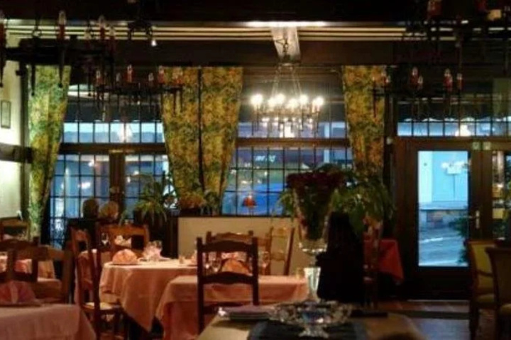 Dining 7 of 10