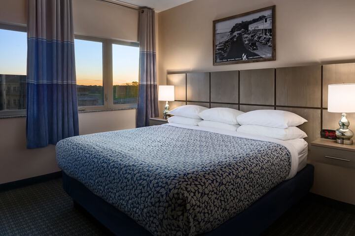 1 King Bed (16 of 39)