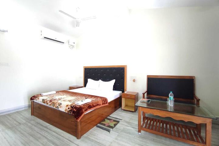 Room 10 of 29