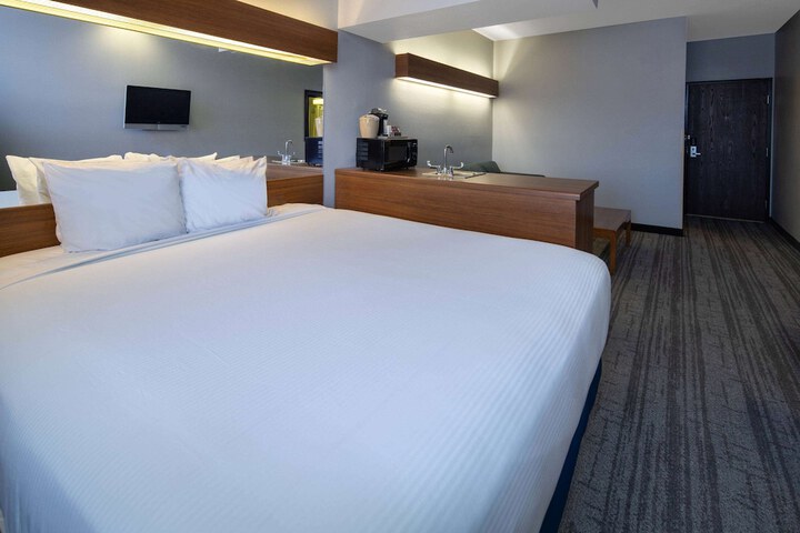 Room 10 of 32
