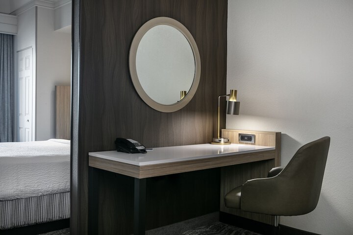 Room 6 of 32