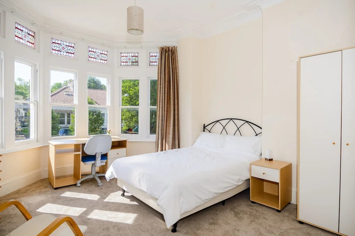 Room 4 of 9