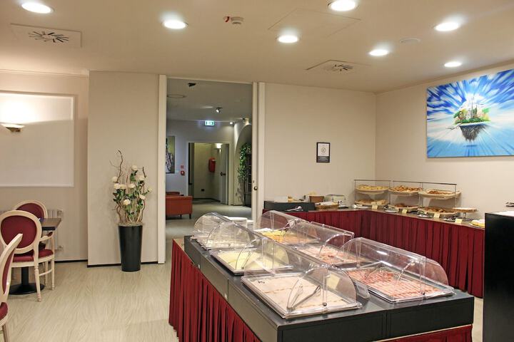Dining 78 of 93