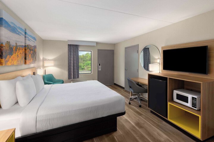1 King Bed (8 of 14)