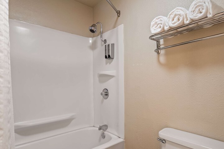 2 Queen Beds Microwave and Refrigerator WiFi Full Breakfast (2 of 7)