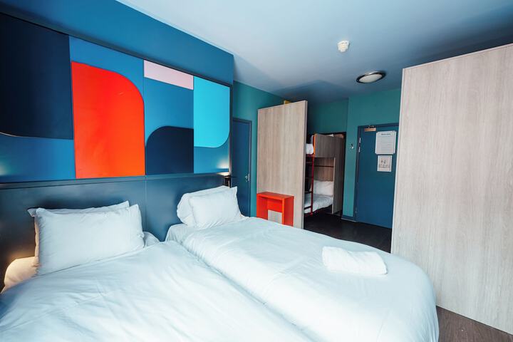 Room 8 of 48
