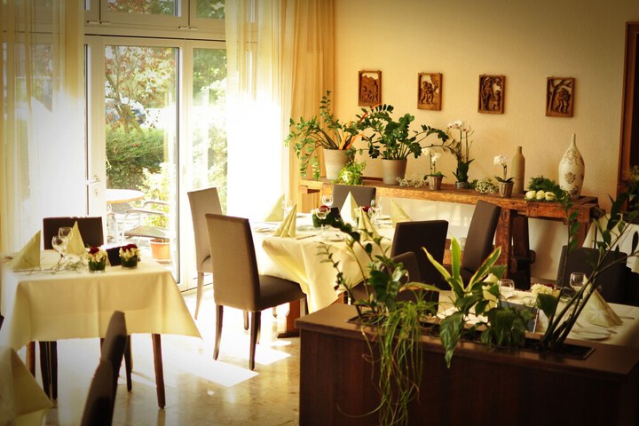 Dining 33 of 54