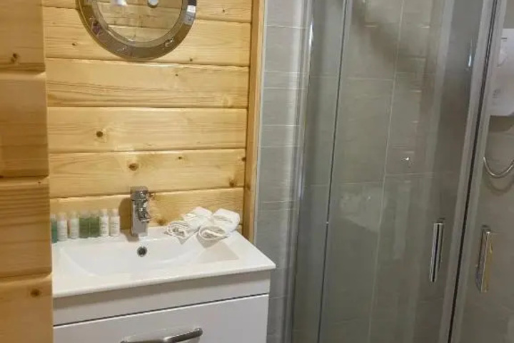 Room 9 of 18