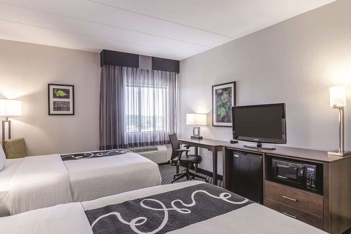 1 Queen Bed Mobility Hearing Impaired Accessible Room (1 of 17)
