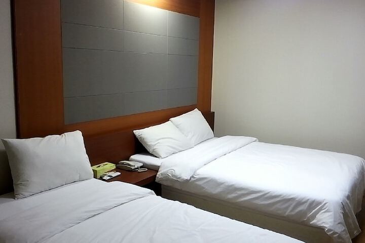 Room 5 of 48