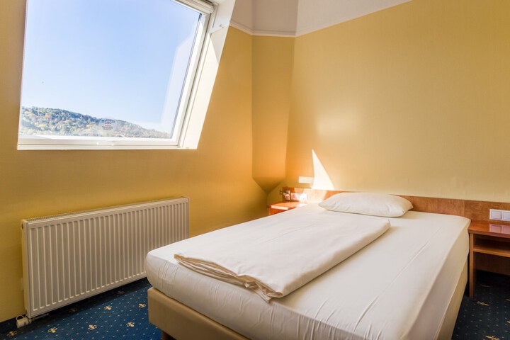 Room 28 of 74