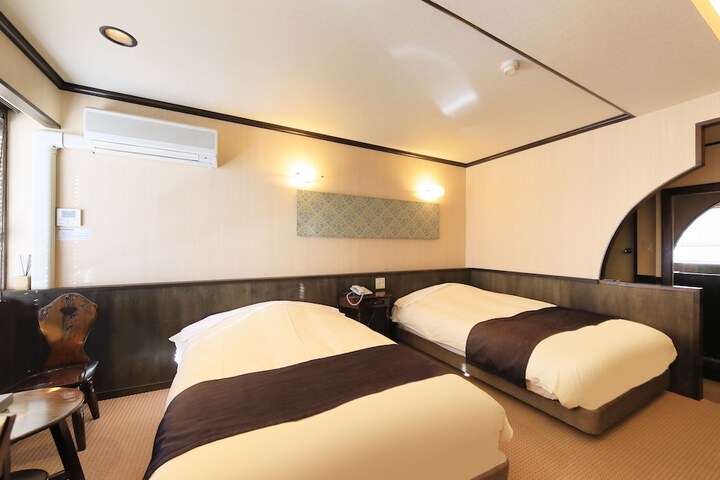 Room 15 of 102