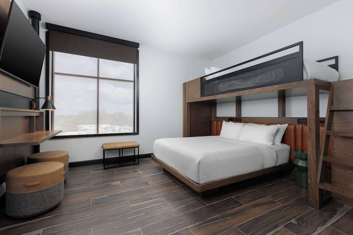 Compact Queen Room (7 of 23)