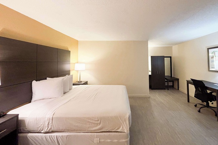 1 King Bed (2 of 18)