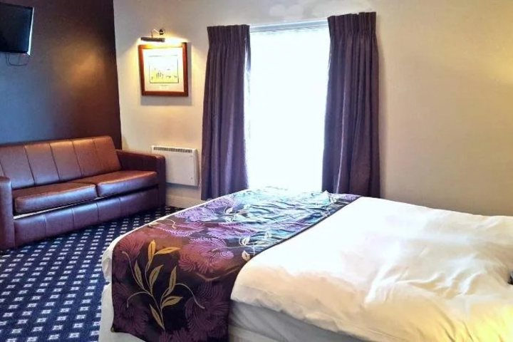 Room 7 of 18