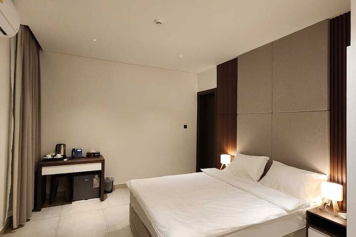 Room 7 of 16