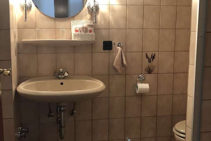 Room 10 of 37