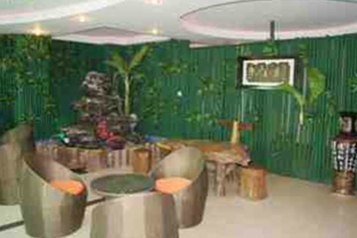 Lounge 8 of 9