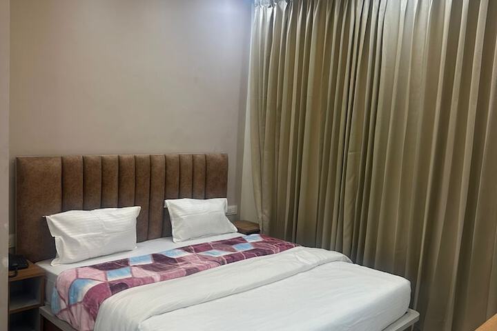 Room 5 of 11