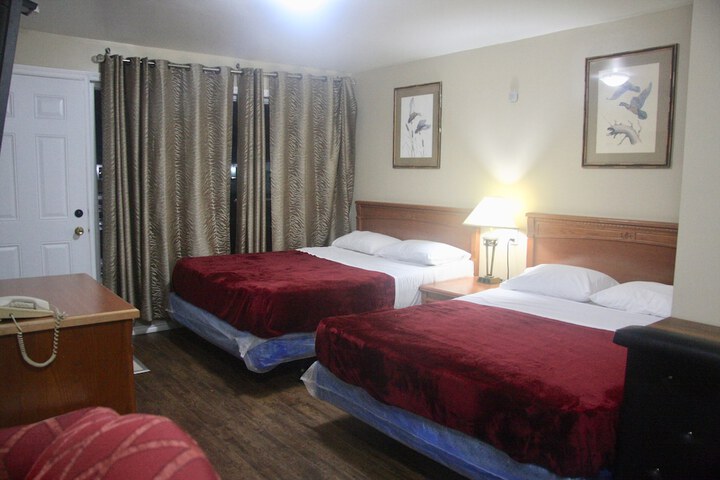 1 Queen Bed (10 of 17)