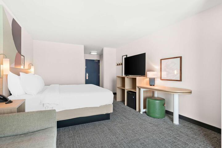 1 King Bed (2 of 16)