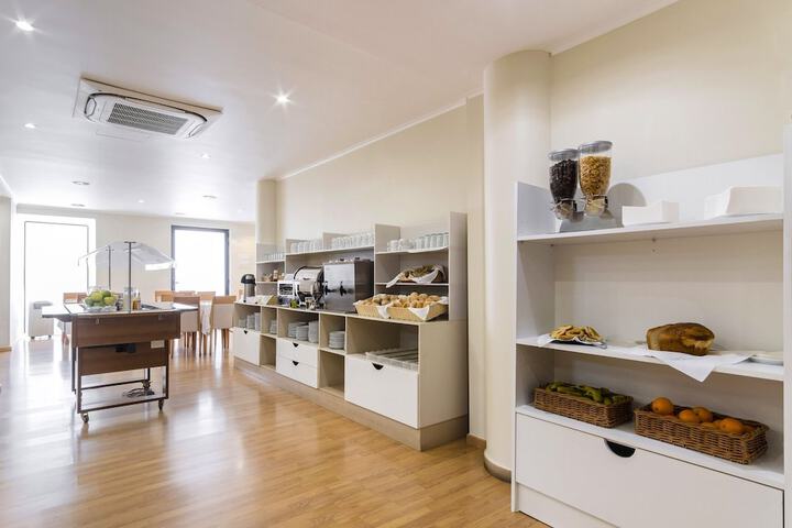 Breakfast/Coffee Service 104 of 169