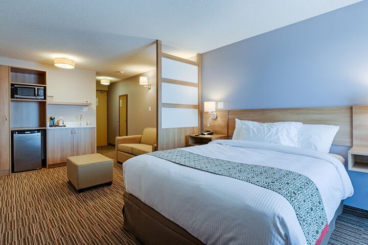 1 Queen Bed (30 of 50)