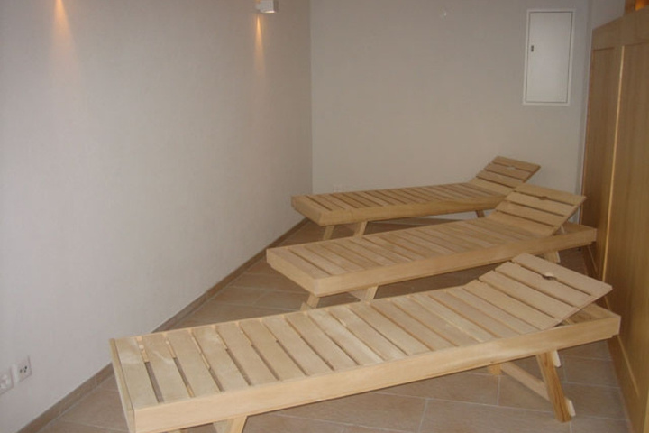 Room 2 of 10