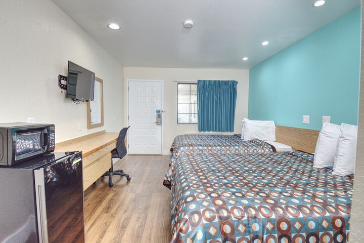 1 Queen Bed (10 of 12)