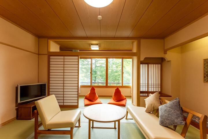 Room 6 of 28