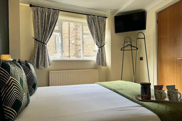 Room 4 of 13