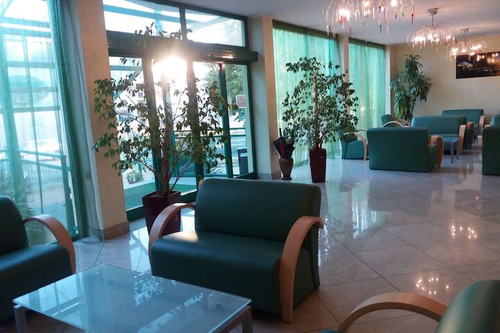 Lounge 25 of 31