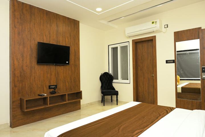 Room 5 of 16