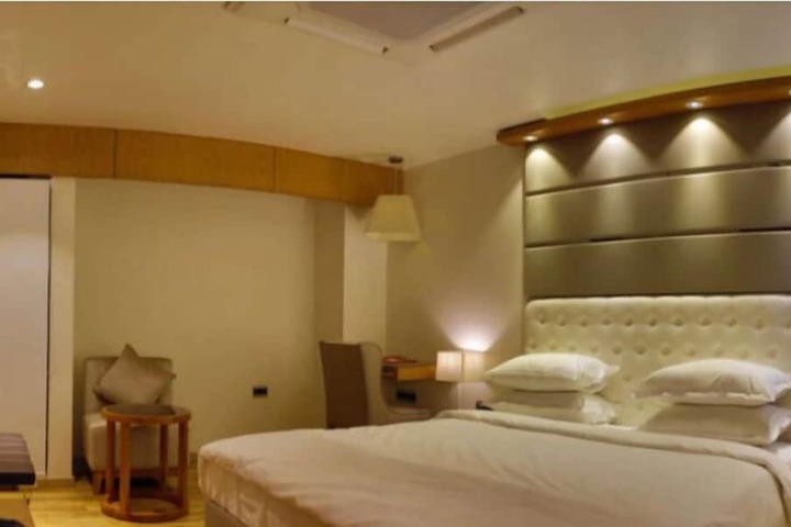 Room 13 of 30