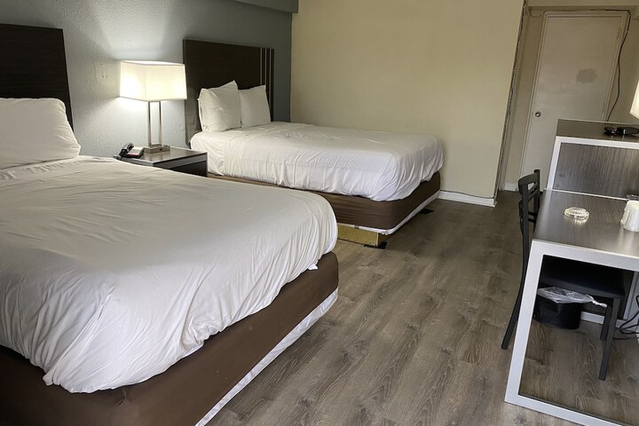 2 Queen Beds (32 of 41)