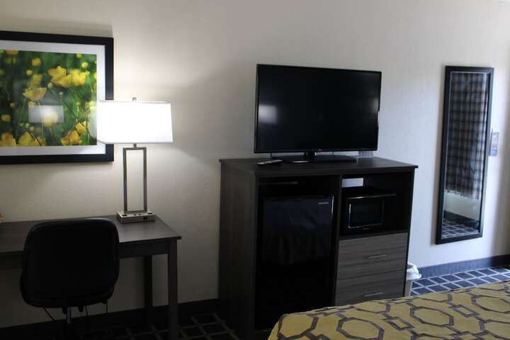 1 King Bed (3 of 8)