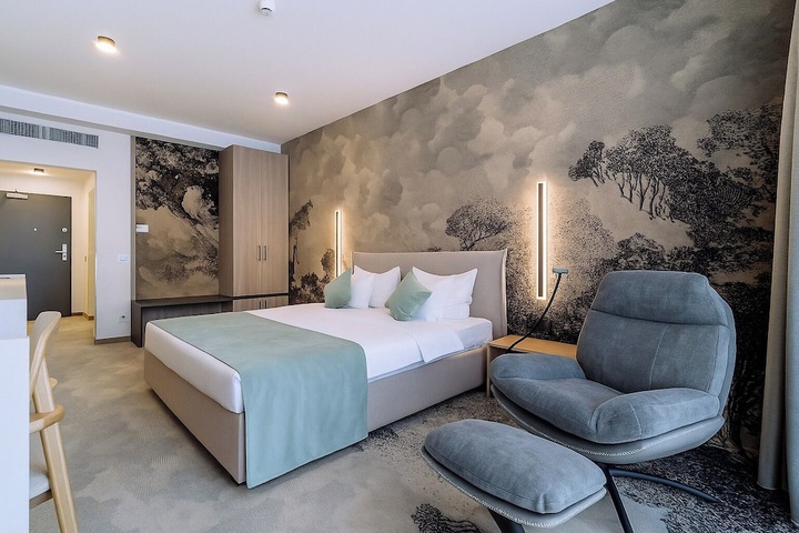 Room 6 of 76