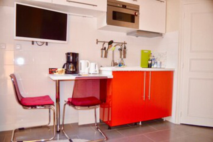 Room 5 of 12