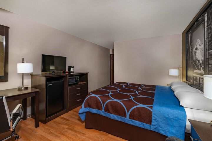 Room 11 of 32