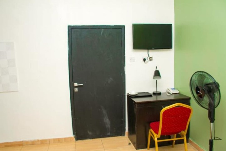Room 9 of 25