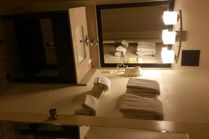 Room 10 of 18
