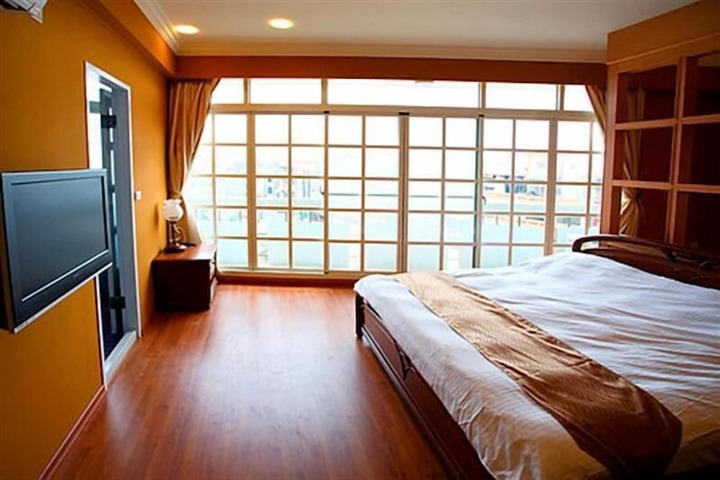 Room 18 of 51