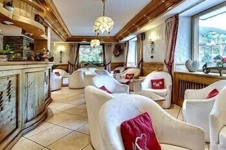 Lounge 41 of 50