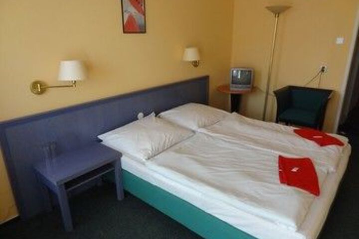 Room 10 of 11