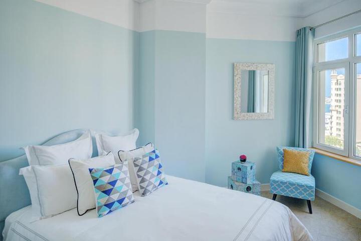 Room 4 of 8