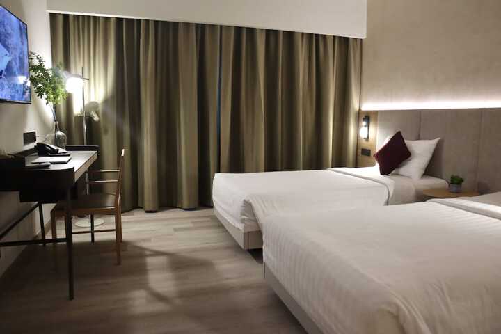 Room 6 of 16