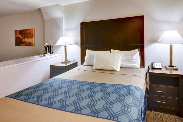 1 Queen Bed (1 of 13)