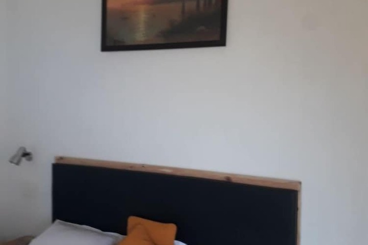 Room 6 of 11